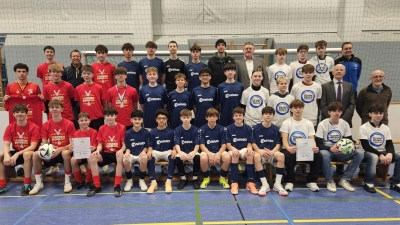 Die drei erstplatzierten Jungen-Mannschaften der Hallen-Fußball-Landkreismeisterschaft der 7.-9. Klassen von links: 1. Walter-Höllerer-Realschule, 2. HCA, 3. Mittelschule Ursensollen (mit hinten von links) Markus Binder (Walter-Höllerer Realschule), Willi Frank (HCA), Bürgermeister Hans-Martin Schertl, Alexander Merkl sowie (2. Reihe von rechts) Raimund Rückert (MS Ursensollen) und Günter Simmerl. (Bild: Karl-Heinz Grollmisch)