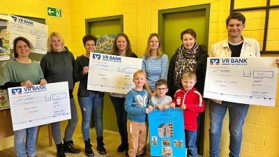 Die Spendenübergabe des Babybasar-Teams und der Krabbelgruppe sorgte für große Freude  (Bild: Heidi Kurz)