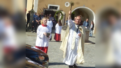 Pfarrer Markus Urban segnet die anwesenden Fahrer mit ihren „fahrbaren Untersätzen.”  (Bild: Adolf Mandl)