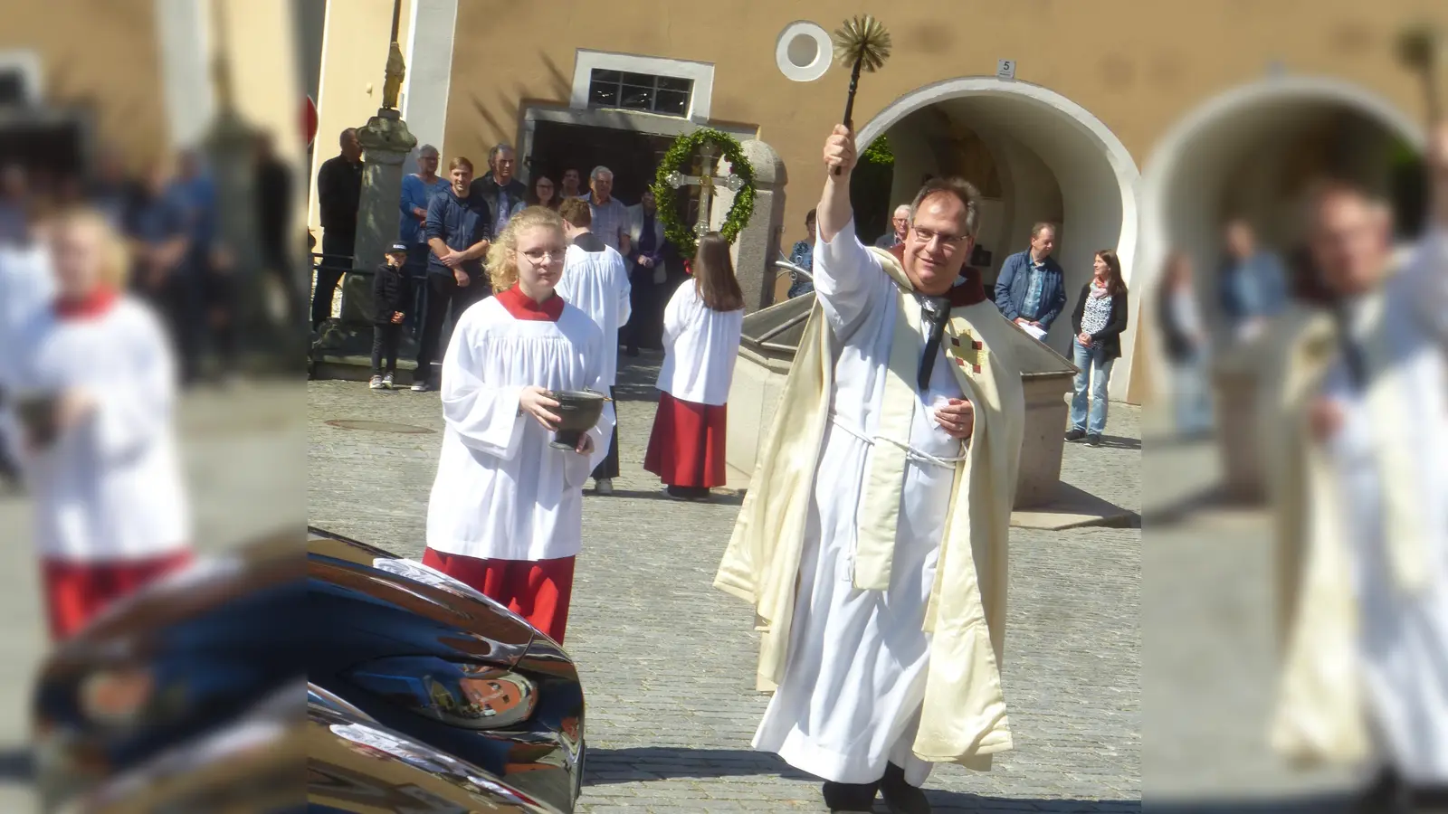 Pfarrer Markus Urban segnet die anwesenden Fahrer mit ihren „fahrbaren Untersätzen.”  (Bild: Adolf Mandl)