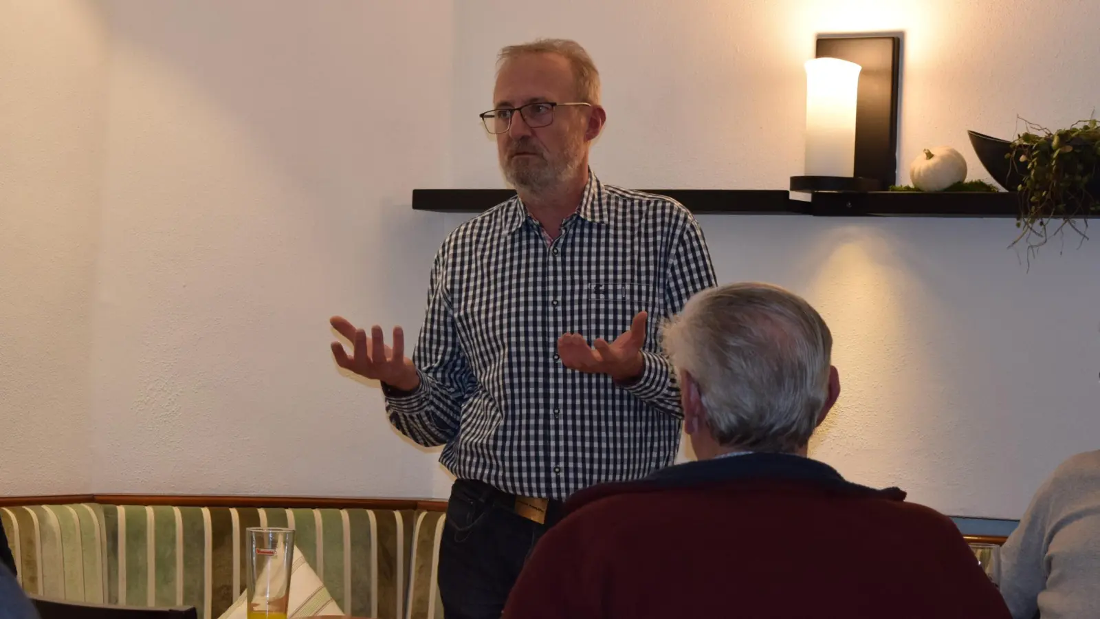 Stefan Ditl ist 1. Vorsitzender der Bayerischen Imkervereinigung. Der Dachverband vertritt über 80 Imkervereine im Freistaat und ist zentrale Anlaufstelle für Förderanträge und Schulungen.  (Bild: Elfriede Winter )