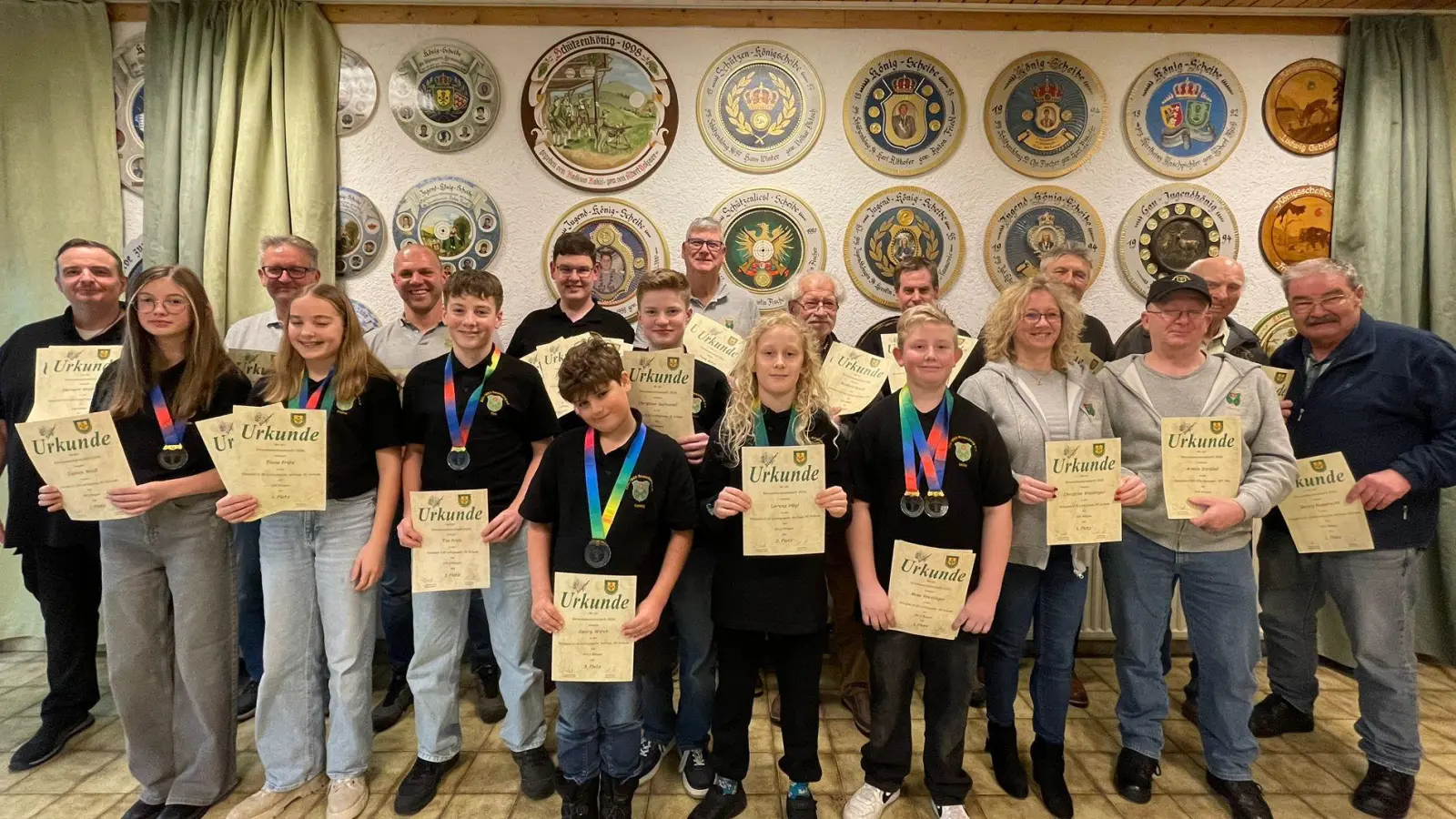 V.l.n.r. Weidinger Norbert, Weiß Jasmin, Weiß Manfred, Pröls Fiona, Pröls Tobias, Pröls Tim, Rupprecht Markus, Wirth Georg, Suchomel Christian, Wirth Frank, Högl Lorenz, Brandl Reinhold, Weidinger Mika, Flierl Hans-Georg, Weidinger Christine, Grudzinski Andreas, Strobel Armin, Kurz Leo, Rupprecht Georg. (Bild: Reinhold Brandl)