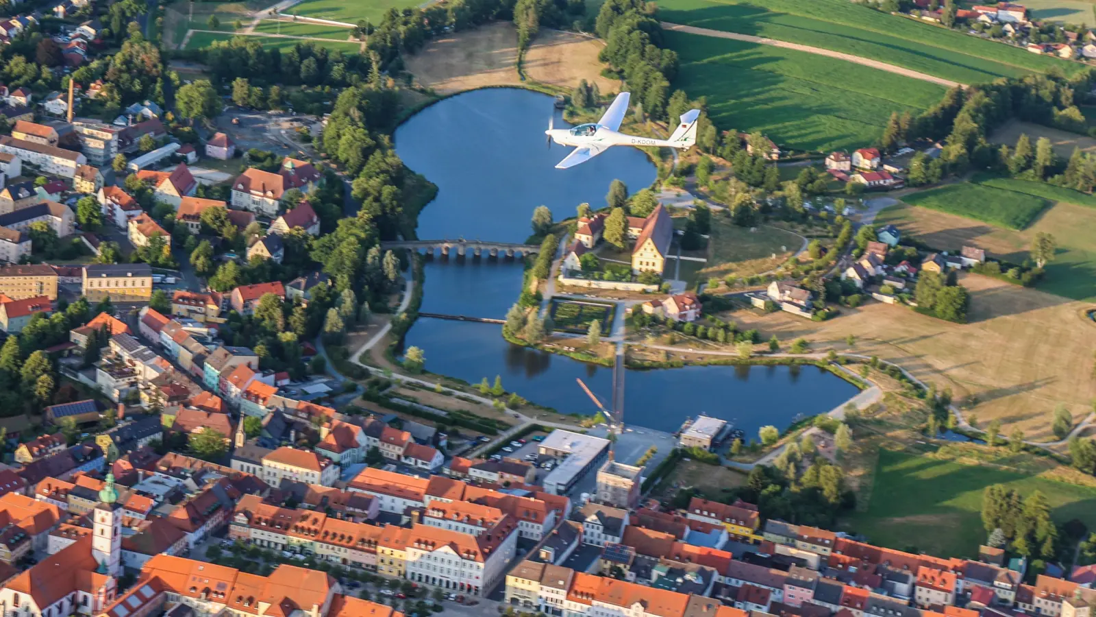 Rundflüge über Tirschenreuth und die Umgebung sind nur eines der Highlights beim Flugplatzfest. (Luftbild: Alexandra Ritz)
