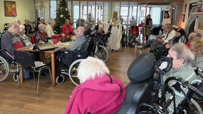 Als das Tirschenreuther Christkind Johanna ihren Prolog hielt, hörten die Seniorinnen und Senioren des Haus Mühlbühl gespannt zu. (Bild: Thomas Schrems)