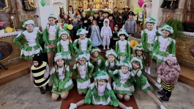 Die kleinen „Narren Gottes” beim Faschingsgottesdienst in Großschönbrunn. (Bild: Stephanie Lederer)