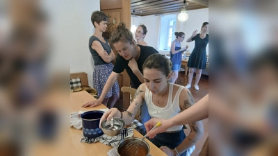 Teilnehmerinnen des Workshops bei vollem Einsatz. (Bild: Monika Haller)