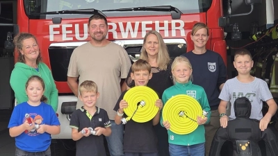 V.l.n.r.: Katrin Frankerl(FFW Vilshofen), Markus Schneider, Tina Schneider, Susanne Rieger(FFW Vilshofen) und Kinder der Löschzwerge mit ihrem neuen Equipment. (Bild: Christoph Hirzinger)