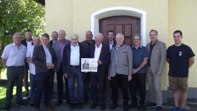 Im Beisein von den Dorfbewohnern und weiteren politischen Vertretern übergibt Stadtrat Hans Forster in seiner Eigenschaft als CSU-Ortsverbandsvorsitzender von Weiden-Ost, an Hans Balk eine Geld-Spende für die Kapellenrenovierung von Matzlesrieth. (Bild: Robert Ronke)