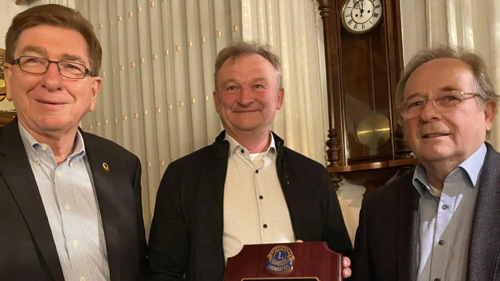 Lions District Governor Wolfgang Höflich (links) überreicht den Melvin Jones Fellowship an Walter Brey, den Clubmaster des Lions-Clubs Oberpfälzer Wald (Bildmitte). Auch Präsident Hans Klug (rechts) gratuliert.  (Bild: Claudia Völkl)