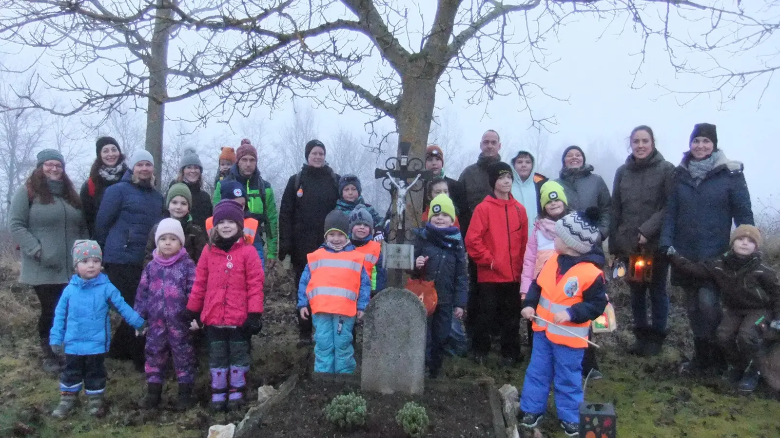 Das Hallerbauerkreuz am Pittersberg (hier inmitten der Kinderschar) war der Ausgangspunkt der Nachtwanderer von groß und Klein. Viel Spaß sowie Freude der Kinder.  (Bild: Michael Götz)