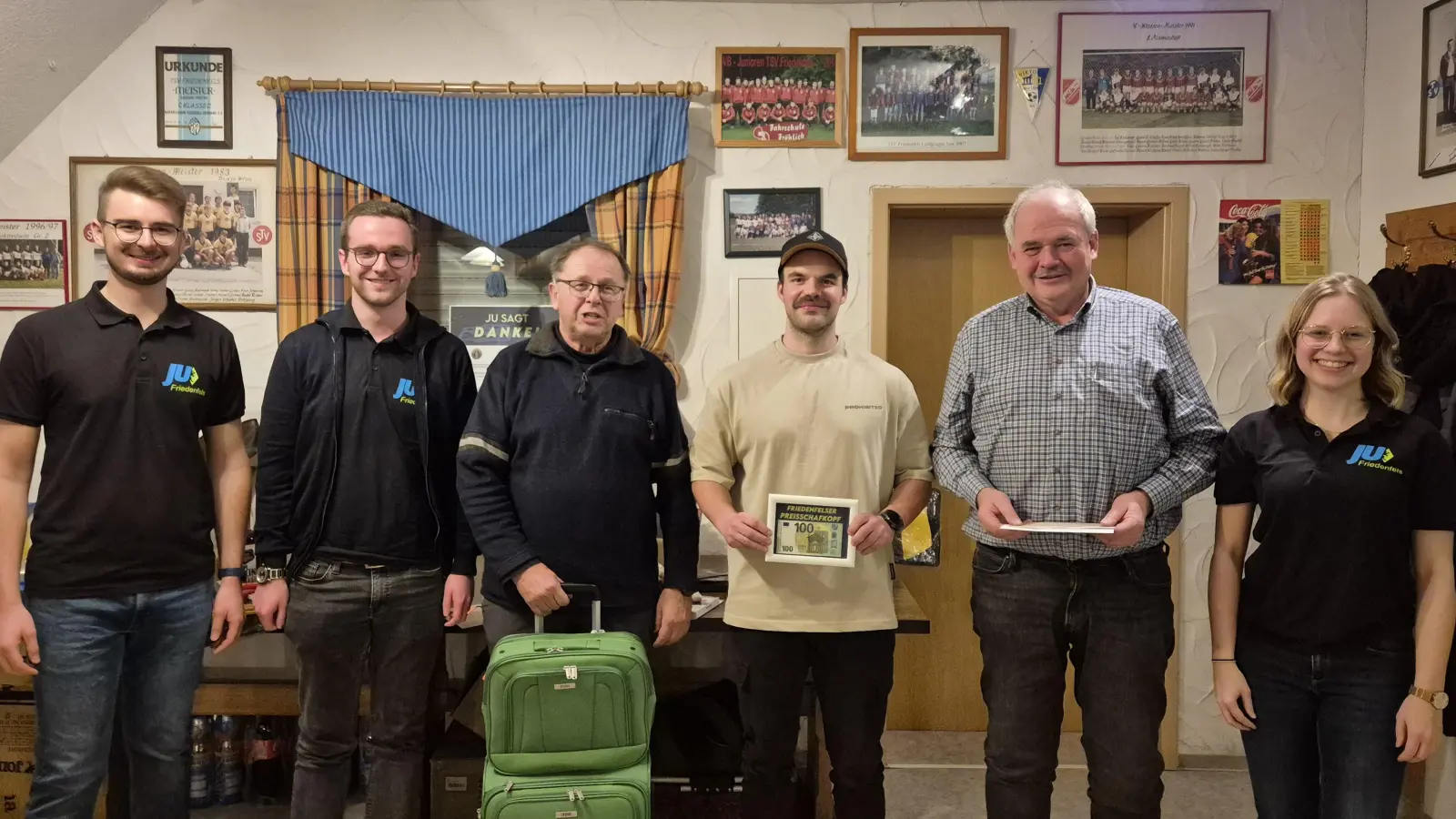 Die Vorsitzenden Maximilian Heindl (1.v.l.) und Leonie Kaßeckert (1.v.r.) sowie Bürgermeisterkandidat Adrian Käß (2.v.l.) beglückwünschen die Sieger des Preisschafkopfs Simon Schuster (3.v.r., 1. Platz), Gottfried Härtl (2.v.r., 2. Platz) und Helmut Radimerski (3.v.l., 3. Platz). (Bild: Annamaria Härtl)