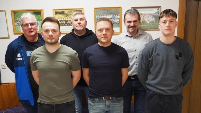 Sie sind neu im Vereinsausschuss oder haben eine neue Funktion (von links) Gerhard Wilterius, Marco Lautner, Michael Sendlbeck, Robert Schmidt und Lukas Wiesnet. Vorsitzender Hans Wiesnet (2. von rechts) freut sich auf die künftige Zusammenarbeit. (Bild: Michael Wiesnet)