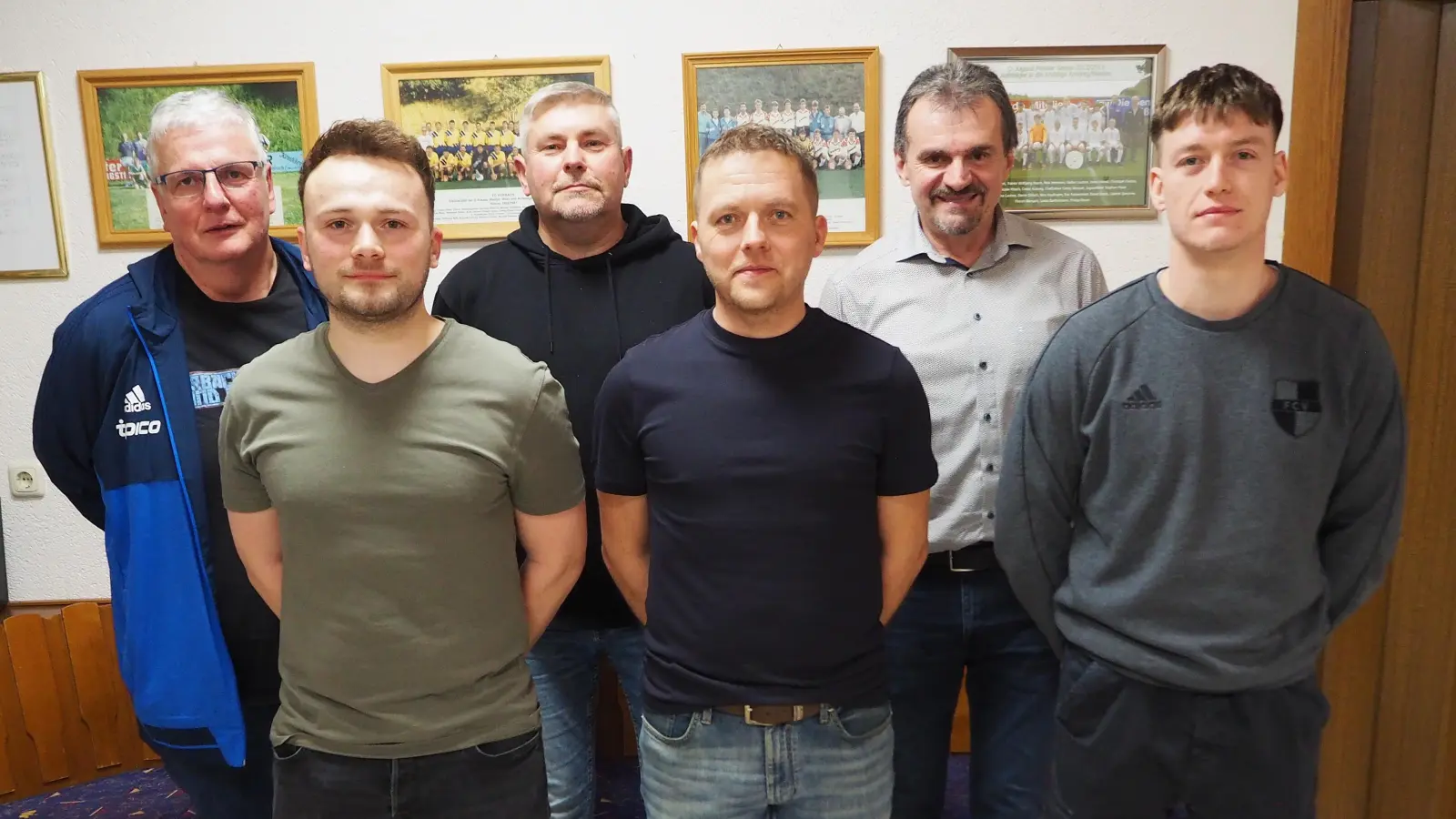 Sie sind neu im Vereinsausschuss oder haben eine neue Funktion (von links) Gerhard Wilterius, Marco Lautner, Michael Sendlbeck, Robert Schmidt und Lukas Wiesnet. Vorsitzender Hans Wiesnet (2. von rechts) freut sich auf die künftige Zusammenarbeit. (Bild: Michael Wiesnet)
