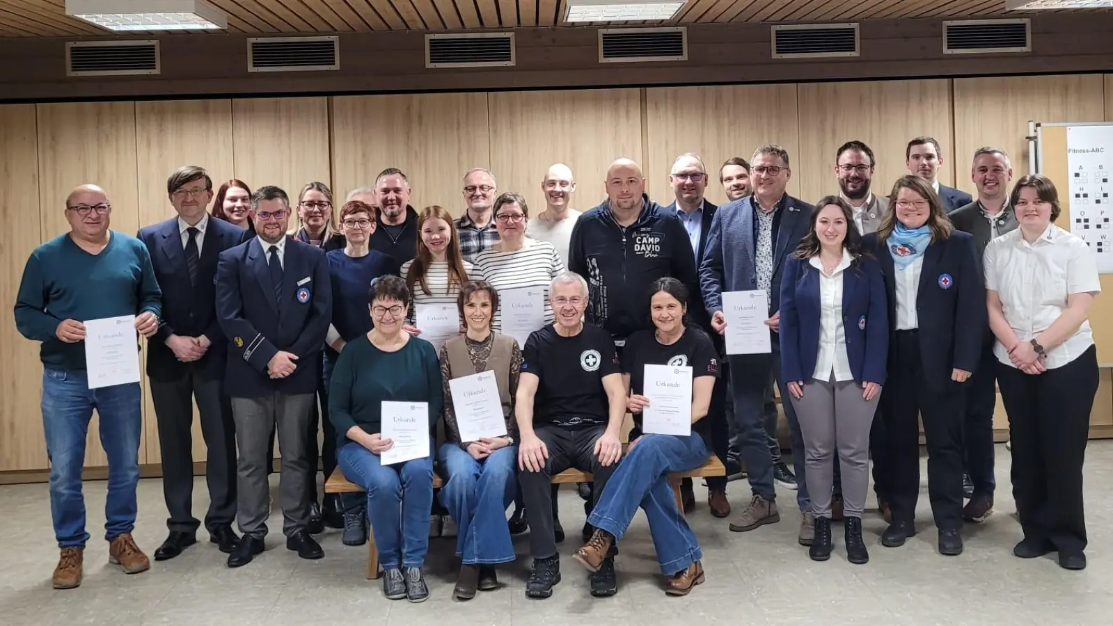 Die Geehrten mit Ehrengästen und Führungsleuten der Wasserwacht-Ortsgruppe. (Bild: Siegfried Bock)