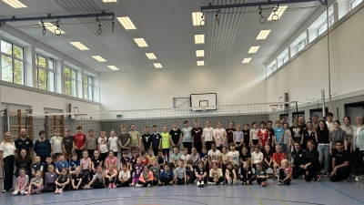 Volleyballverein, Lehrkräfte und Grundschüler bei der Siegerehrung  (Bild: Michaela Ponnath)
