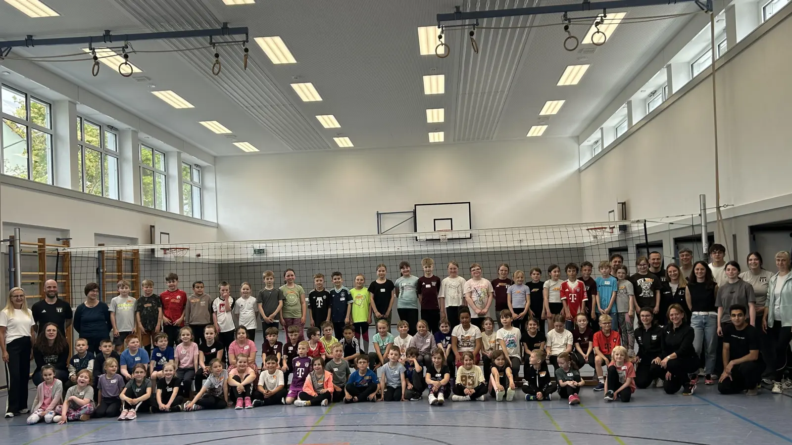 Volleyballverein, Lehrkräfte und Grundschüler bei der Siegerehrung  (Bild: Michaela Ponnath)