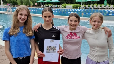 Das Team des Gymnasium Eschenbach mit Rosalie Aron, Lena Waldmann, Marlene Meckl und Emilie Anzer (von links) bei der Siegerehrung (Bild: Klaus Ginglseder)