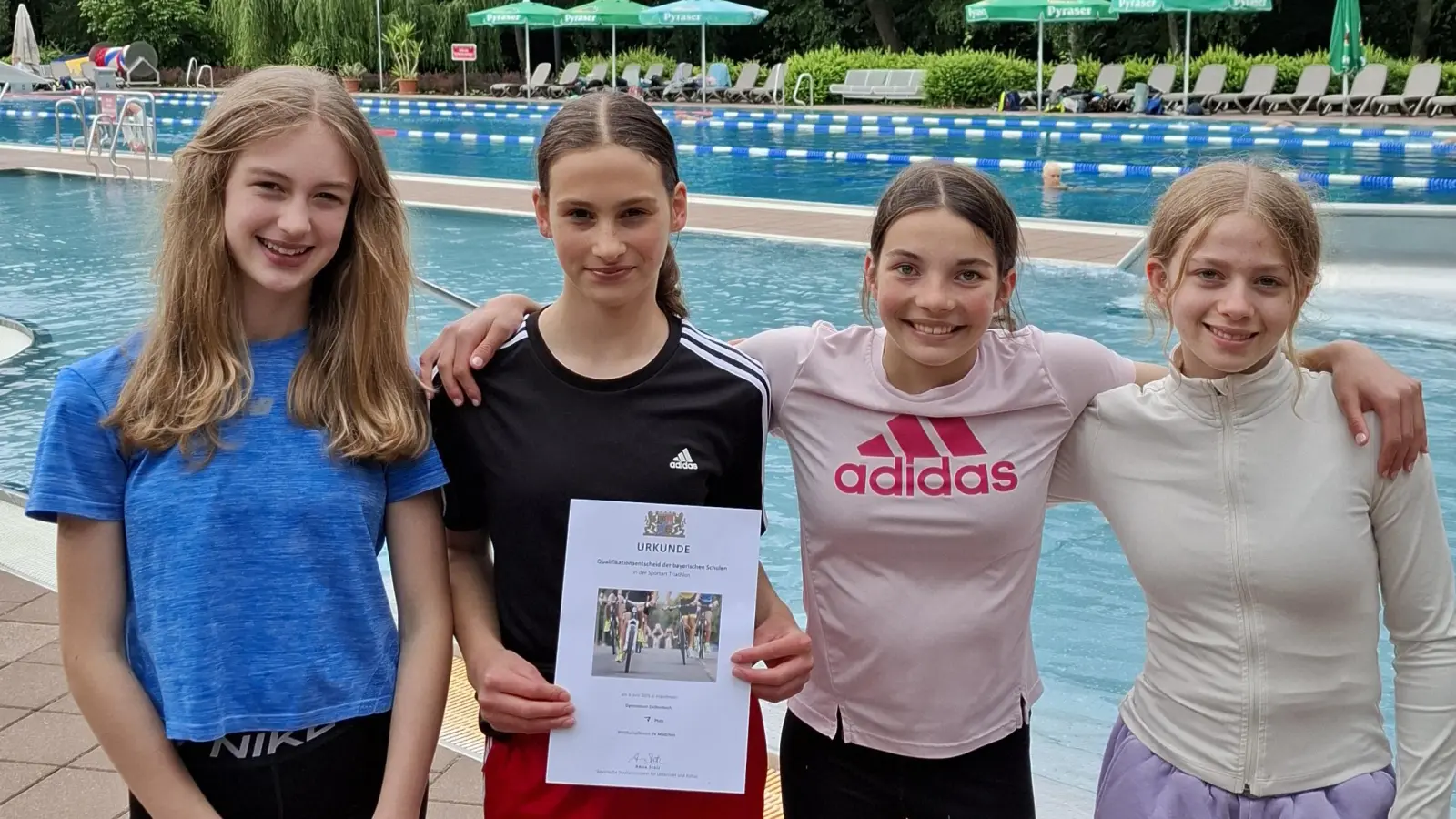 Das Team des Gymnasium Eschenbach mit Rosalie Aron, Lena Waldmann, Marlene Meckl und Emilie Anzer (von links) bei der Siegerehrung (Bild: Klaus Ginglseder)