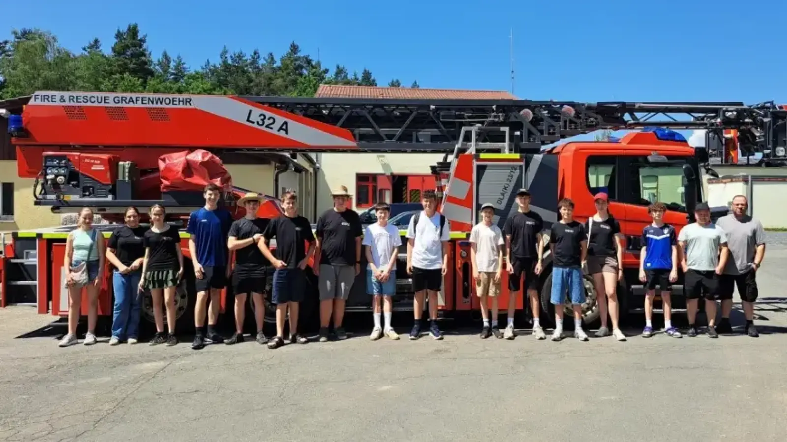 Die Jugendfeuerwehr Freudenberg-Wutschdorf, vor der Drehleiter der US Lagerfeuerwehr. (Bild: Roland Wiesnet)