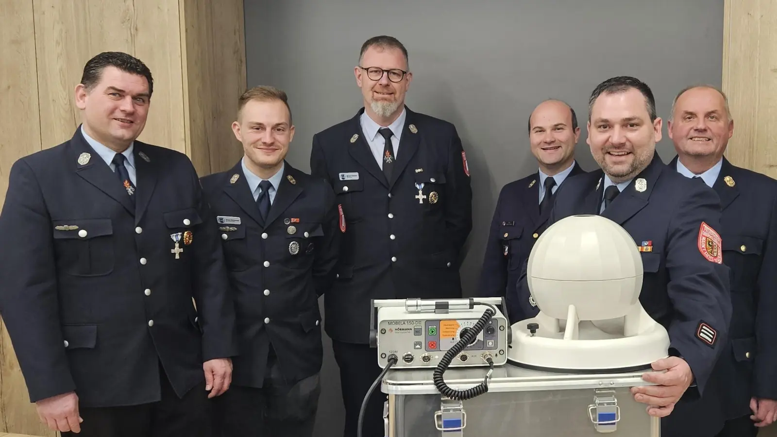 Bürgermeister Sebastian Hartl übergibt im Beisein von Kreisbrandrat Marco Saller und Kreisbrandinspektor Martin List die mobile Sirene an die Feuerwehr Neudorf. (Bild: Martin Meißner)