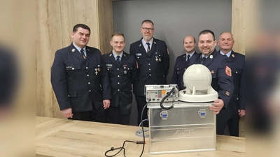 Bürgermeister Sebastian Hartl übergibt im Beisein von Kreisbrandrat Marco Saller und Kreisbrandinspektor Martin List die mobile Sirene an die Feuerwehr Neudorf. (Bild: Martin Meißner)