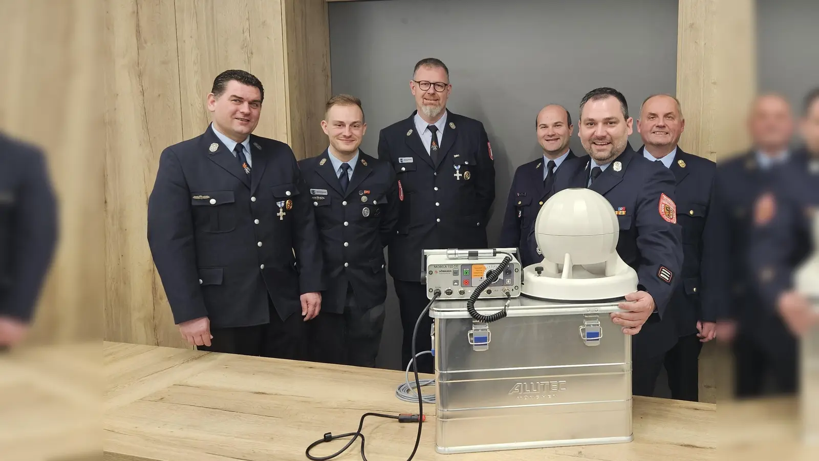 Bürgermeister Sebastian Hartl übergibt im Beisein von Kreisbrandrat Marco Saller und Kreisbrandinspektor Martin List die mobile Sirene an die Feuerwehr Neudorf. (Bild: Martin Meißner)