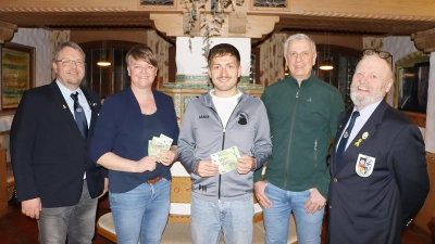 Weihnachtsbauminitiator Markus Heckel freute sich bei der Geldübergabe mit den Vorsitzenden von SRK Michael Schuster und RK-Vorsitzendem Hans-Rainer Heldrich und den Spendenempfängern Micha Schuster sowie Markus Paulus. (Bild: Rudi Gruber)