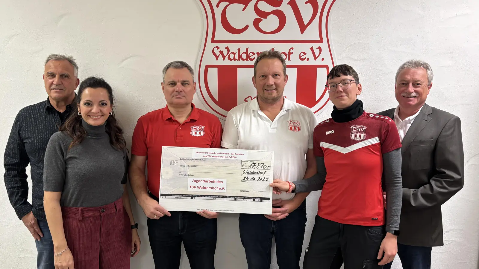 Auf dem Foto (v. l. n. r.)<br>Kassenprüfer Winfried Neubauer, 1. Bürgermeisterin Margit Bayer, Jugendleiter Jörg Waller, die Vorstandsmitglieder Mathias Fürst, Claudia Lang und Bernd Aßmann<br> (Bild: Mario Rabenbauer)