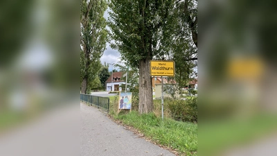 JU-Ortsvorsitzender und Marktrat Christian Müller sowie Marktrat Daniel Bergmann brachten zum Schuljahresbeginn wieder die „Vorsicht: Schulkinder!“-Plakate der Jungen Union Waldthurn an den Schulwegen an, um Autofahrer zu erhöhter Aufmerksamkeit aufzurufen. (Bild: Daniel Bergmann)