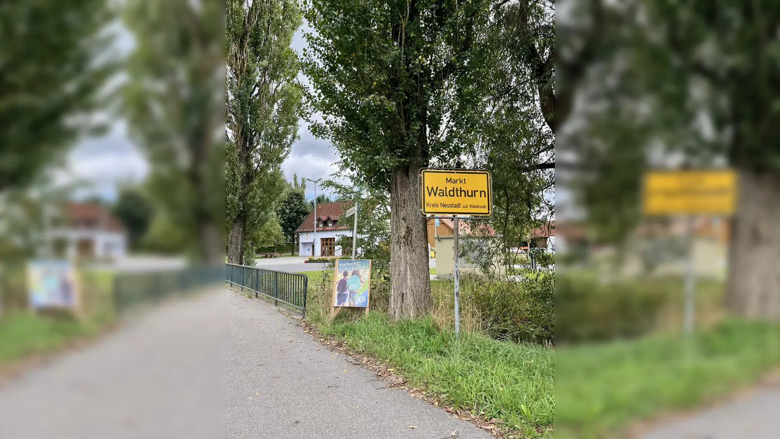 JU-Ortsvorsitzender und Marktrat Christian Müller sowie Marktrat Daniel Bergmann brachten zum Schuljahresbeginn wieder die „Vorsicht: Schulkinder!“-Plakate der Jungen Union Waldthurn an den Schulwegen an, um Autofahrer zu erhöhter Aufmerksamkeit aufzurufen. (Bild: Daniel Bergmann)