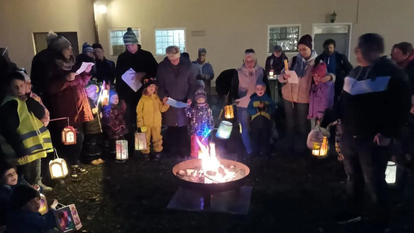 Rund um das Lagerfeuer wurde die Geschichte von St. Martin erzählt ehe die Laternen durch Feuerhof getragen wurden. (Bild: Anton Fenk)