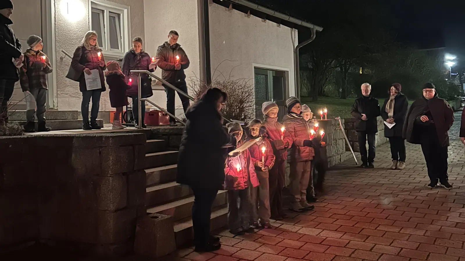 Die diesjährigen Erstkommunionkinder mit Gemeindereferentin Kerstin Wallmayer (vorne) gestalten ihr Adventsfenster. (Bild: Sonja Sczech)