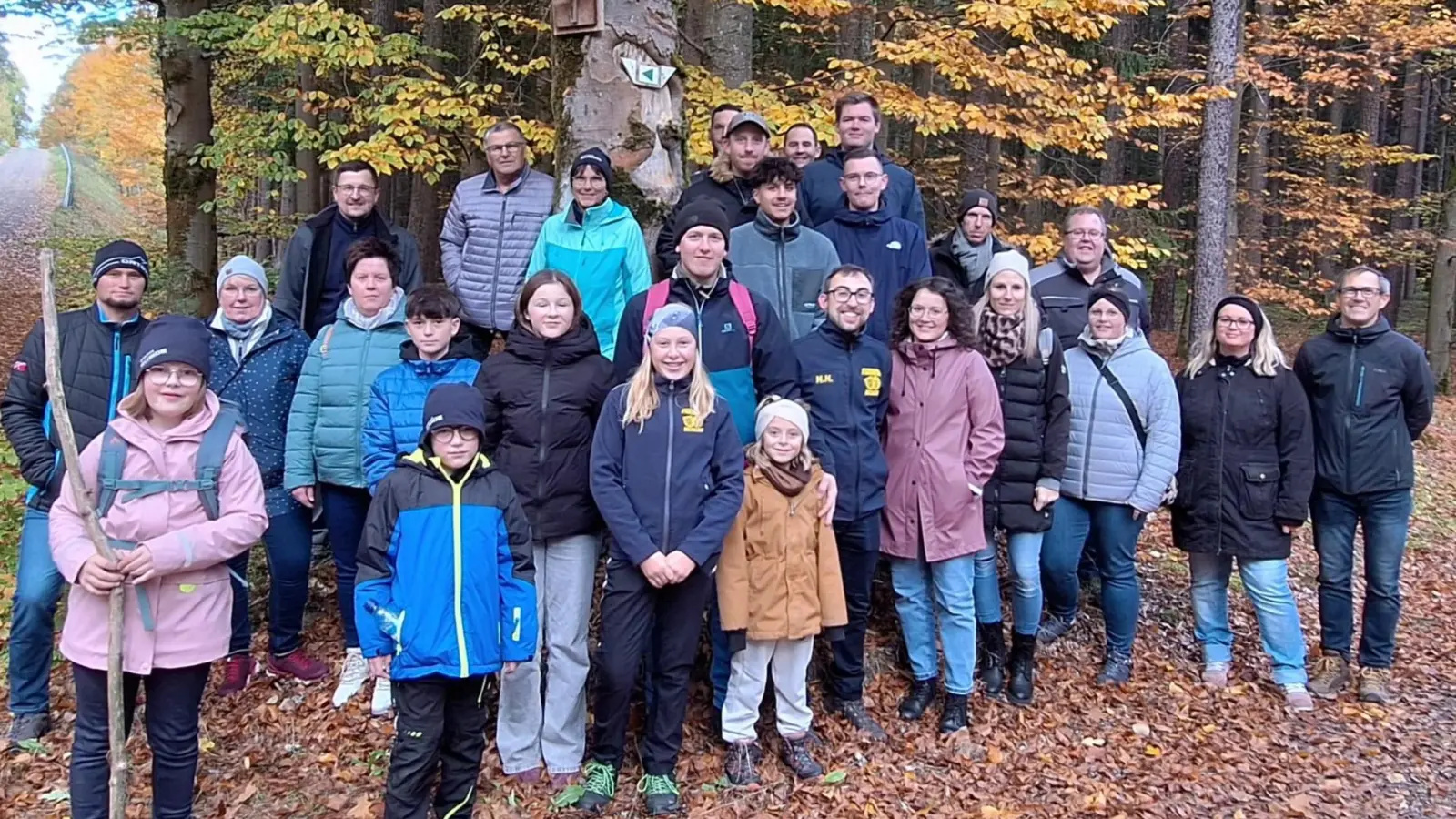 An der schönen Herbstwanderung auch durch den Wald der bayerischen Staatsforsten nach Wernberg ins Sportheim, nahmen viel Vereinsmitgliedre von Jung bis etwas Älter gerne teil. (Bild: Hans-Jürgen Schlosser)