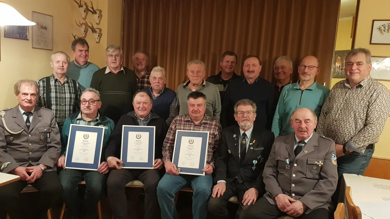 Die geehrten Mitglieder mit Kreisvorsitzenden Peter Schottenhaml sitzend 2. v.r., 1. Vorsitzenden Johann Maier sitzend 1.v.l., 2. Vorsitzenden Johann Meier sitzend 1. v.r. (Bild: Johann Maier)