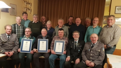 Die geehrten Mitglieder mit Kreisvorsitzenden Peter Schottenhaml sitzend 2. v.r., 1. Vorsitzenden Johann Maier sitzend 1.v.l., 2. Vorsitzenden Johann Meier sitzend 1. v.r. (Bild: Johann Maier)