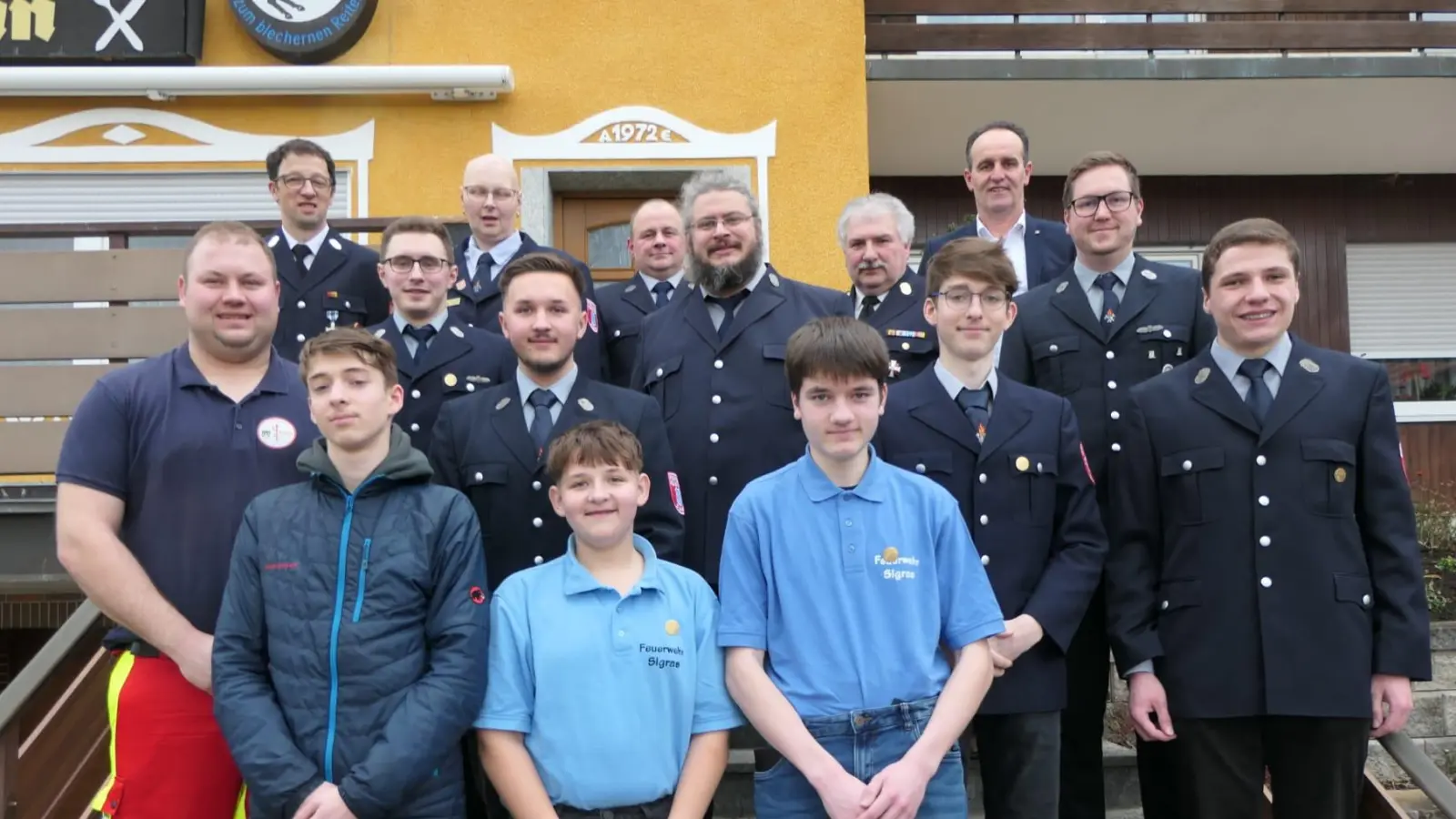 im Bild unten v.l.n.r. Johannes Windisch,Phillip Luber, Florian Hollweck in First-Responder-Anzug Manfred Rupprecht, v.l.n.r.: KBM Norbert Sperber, 2.Vorstand Lukas Nibler, Jugendwartin Sabine Herbst, Eric Luber, 2.Kommandant Thomas Herbst, 1.Vorstand Martin Herger, KBI Hans Sperber, Sebastian Windisch, 1.Bürgermeister Hans-Jürgen Strehl<br>1.Kommandant Dominik Graf, Christoph Wiesnet.<br><br> (Bild: Rainer Luber)