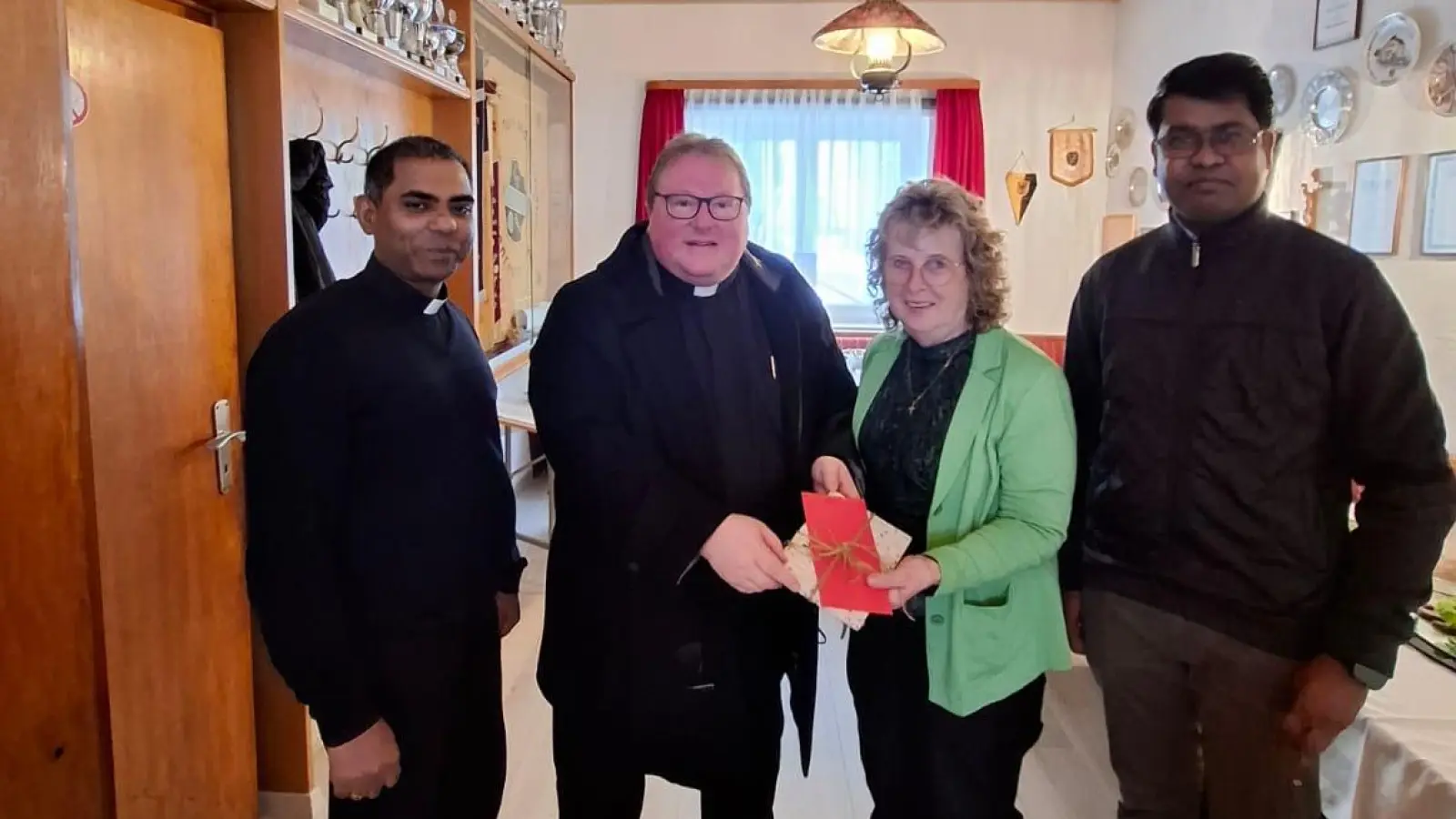 auf dem Bild sind v.li. Pfarrer Julius Johnrose, Referent Pfarrer Grillmeier, Vorsitzende Anni König und Pfarrvikar Arul. (Bild: Alexander Hörl)