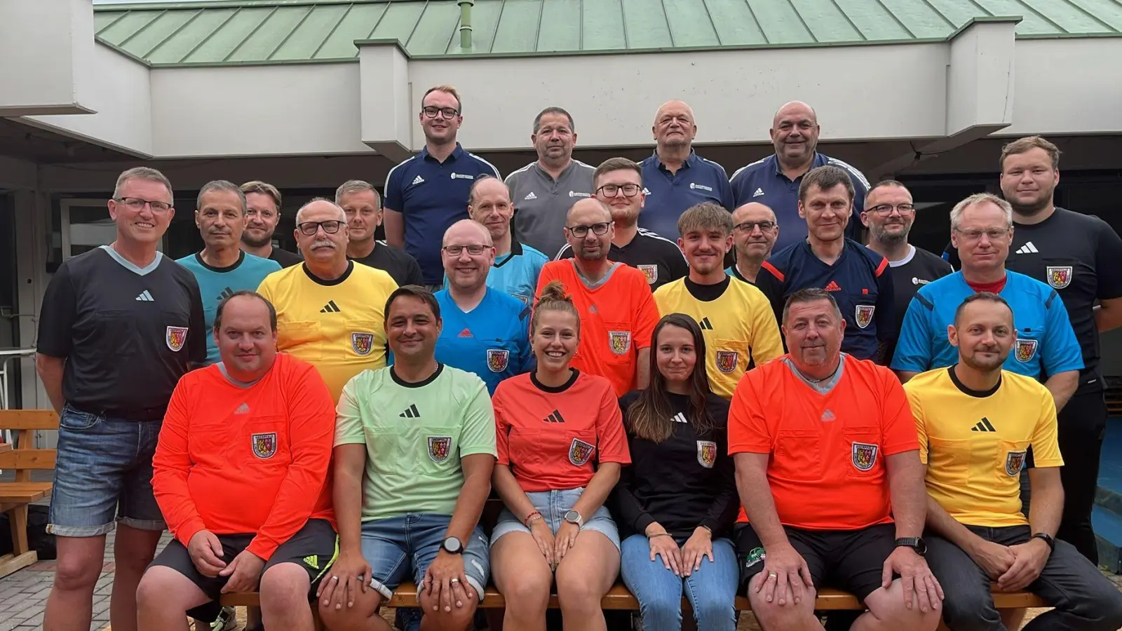 Topfit präsentierte sich die „bunte” Truppe der Schiedsrichtergruppe Amberg nach bestandenem Lehgang für die neue Saison 25/26 zu-sammen ,it den Gruppenverantwortlich in der hinteren Reihe v.l. Moritz Fischer, Jürgen Stauber, Walter schimpke und Thomas Gebele  (Bild: Thomas Gebele )