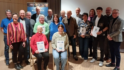 Die anwesenden Geehrten mit den Ehrengästen. (Bild: Rita Dineiger)