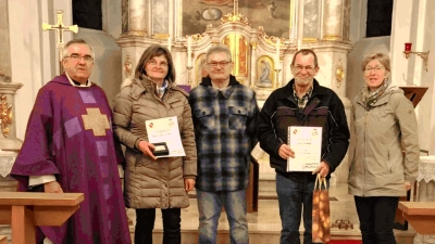 Pfarrer Slawomir Niemczewski (links), Kirchenpfleger Edwin Marschall (Mitte) und Agnes Graf (rechts) bedankten sich bei den ausgeschiedenen Mitgliedern der Kirchenverwaltung Anneliese Donhauser und Johann Hollweck (Bild: Lothar Trager)