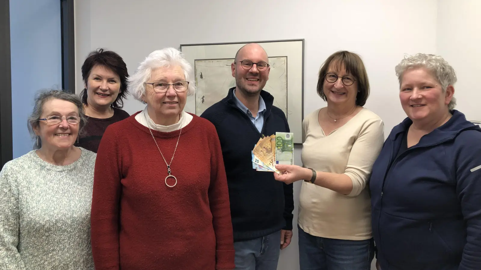 Auf dem Foto von links nach rechts sind folgende Personen: Maria Girke, Doris Perko, Mathilde Fortster, Tobias Henkel, Margarete Hiereth und Andrea Götz. (Bild: Frau Dr. Alexandra Bloch)