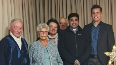 Ehrungen für die ältesten Teilnehmer am Seniorenadvent.  (Bild: Franziska Scheuerer)