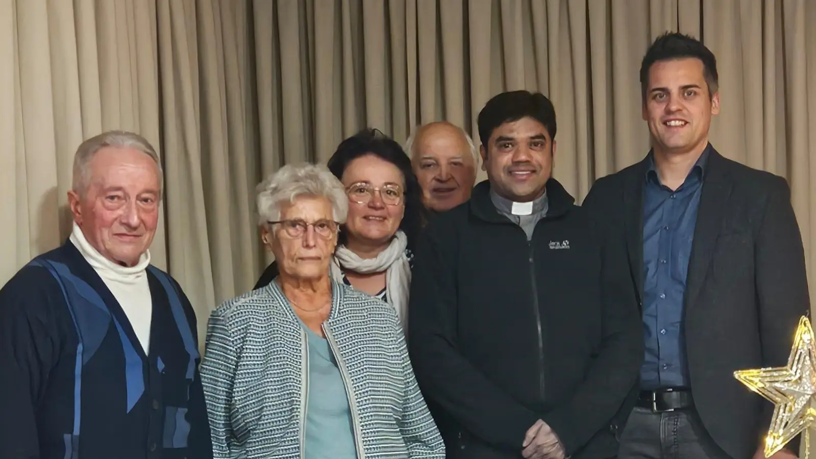 Ehrungen für die ältesten Teilnehmer am Seniorenadvent.  (Bild: Franziska Scheuerer)