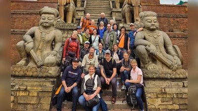 Die Reisegruppe der Volkshochschule Eschenbach vor dem Nyatapola Tempel in Bhaktapur (Nepal) (Bild: Angelika Denk)