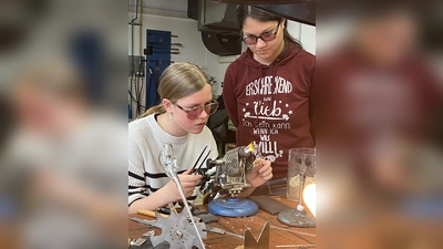 Daria Höhn des Max-Reger-Gymnasiums beim Wettbewerb Glasdesign der Glasfachschule Zwiesel (Bild: Mack Marion)