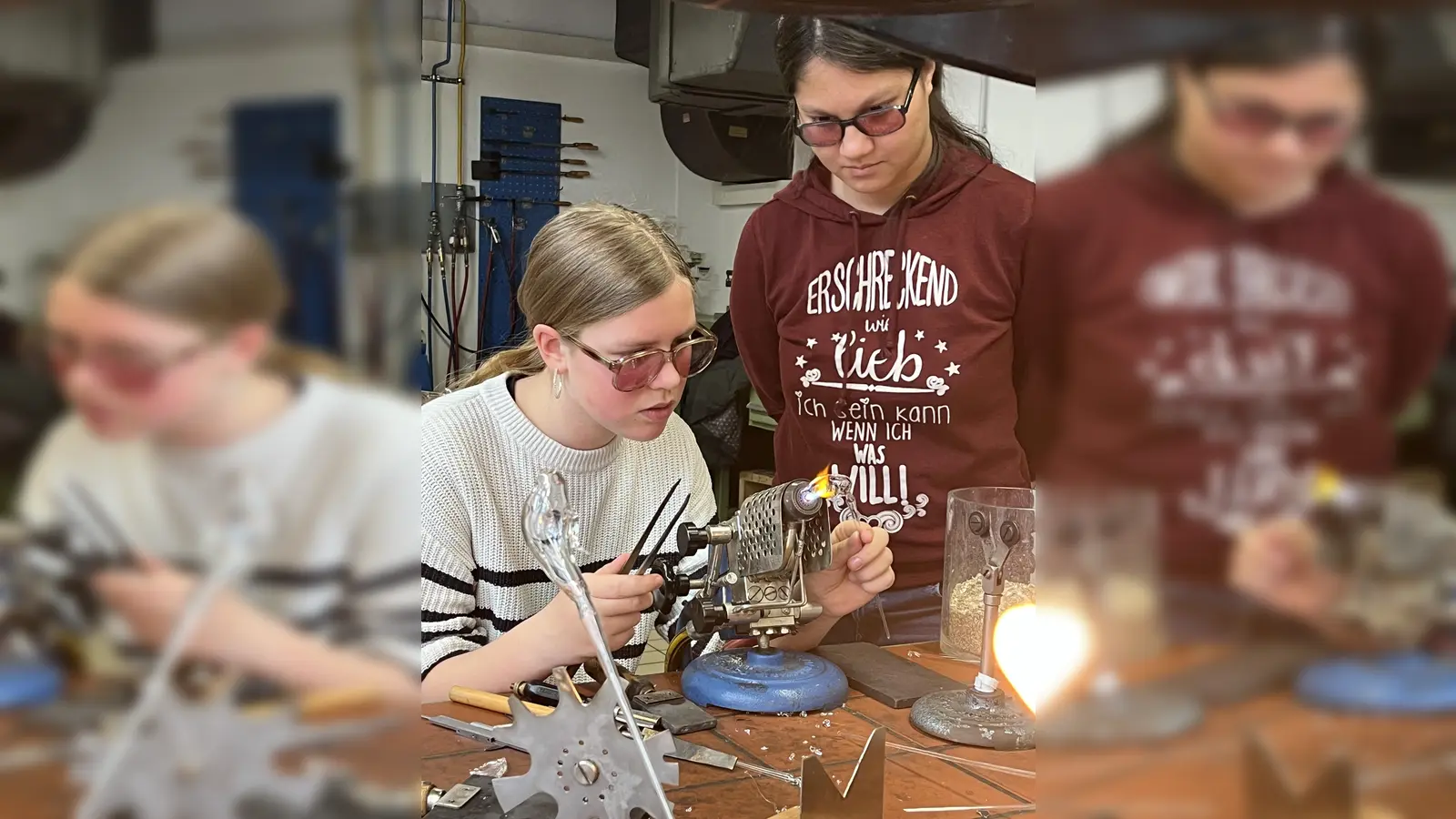 Daria Höhn des Max-Reger-Gymnasiums beim Wettbewerb Glasdesign der Glasfachschule Zwiesel (Bild: Mack Marion)