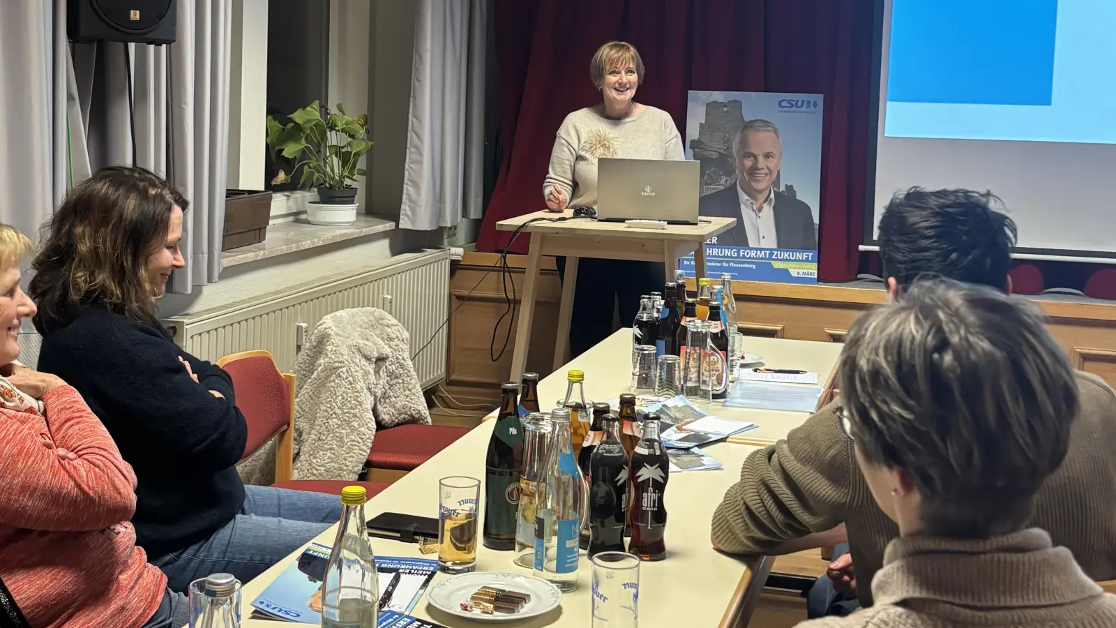 Quartiersmanagerin Petra Brenner berichtete leidenschaftlich und überzeugend über ihre Quartiersarbeit in Eslarn.  (Bild: Christina Rosner)