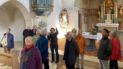Bei der 5-Kirchen-Wanderung gab es für die Teilnehmer viel Neues zu entdecken und Wissenswertes zu erfahren. (Bild: Raphael Haubelt)