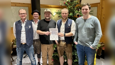 Thomas Binner (Dritter von links) steigerte die Namensrechte am Freudenberger Sportplatz. Von links: Andreas Koch, Matthias Tafelmeier, Thomas Binner, Patrick Meiler und Christoph Walter.  (Bild: Ina Piehler)