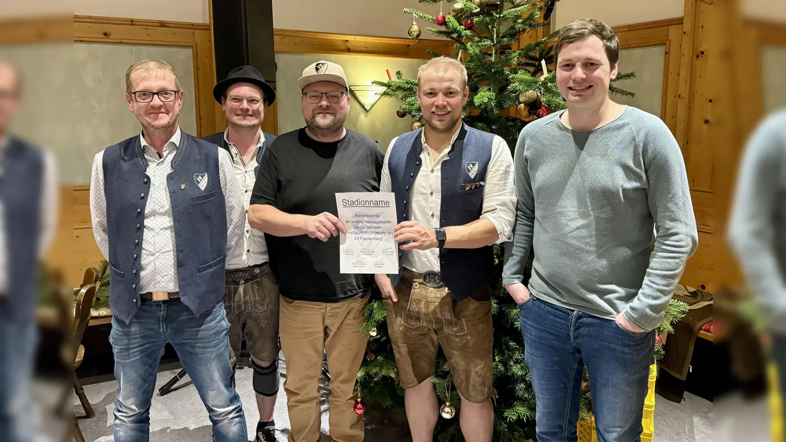 Thomas Binner (Dritter von links) steigerte die Namensrechte am Freudenberger Sportplatz. Von links: Andreas Koch, Matthias Tafelmeier, Thomas Binner, Patrick Meiler und Christoph Walter.  (Bild: Ina Piehler)